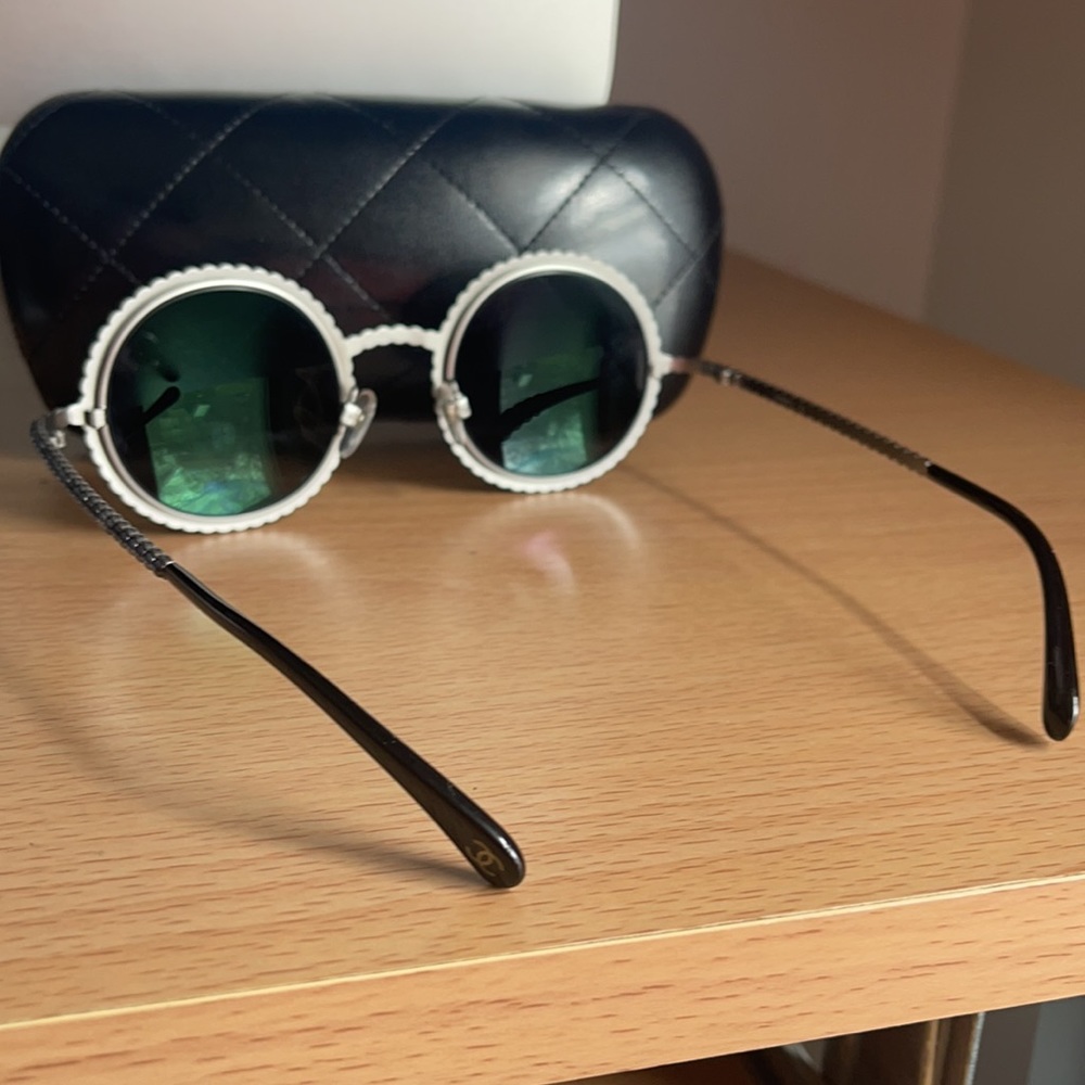 Chanel Silver/gray pearl rare round runaway 71138 L0844 - Picture 5 of 17